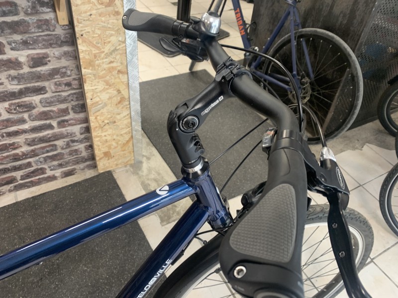vélo urbain de la marque vélo de ville A200 trekking  T55 a montpellier